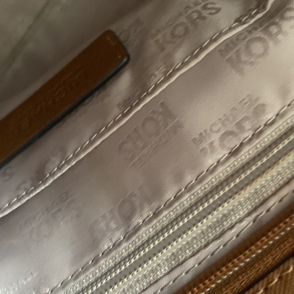 Michael Kors purse brown with gold hardware - Picture 5 of 7